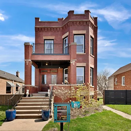 6 Bed Whole House In Chicagolands Trendy Berwyn Home